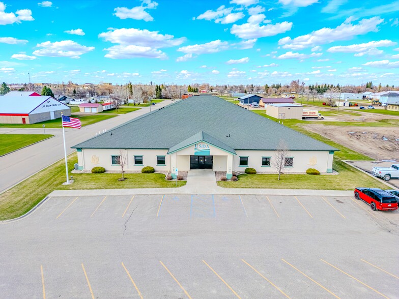 706 8th Ave SE, Devils Lake, ND for sale - Primary Photo - Image 1 of 1