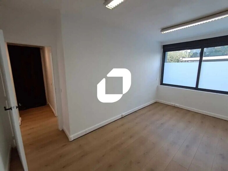 Office in La Garenne-Colombes to rent - Building Photo - Image 3 of 9