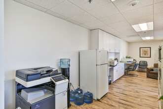 11611 San Vicente Blvd, Los Angeles, CA for rent Interior Photo- Image 1 of 6