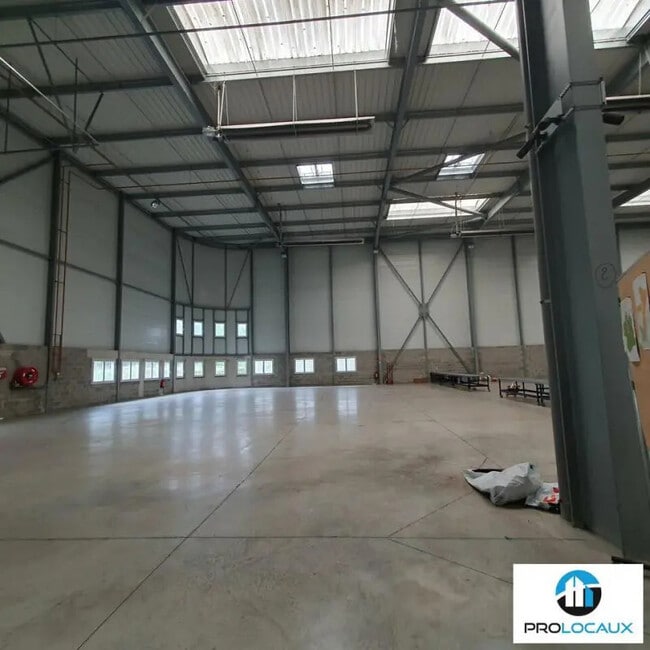 Location Local d'activités 1 760 m²