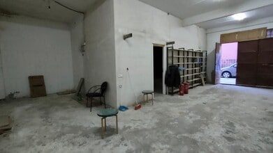 Retail in Madrid, Madrid to rent Interior Photo- Image 2 of 5