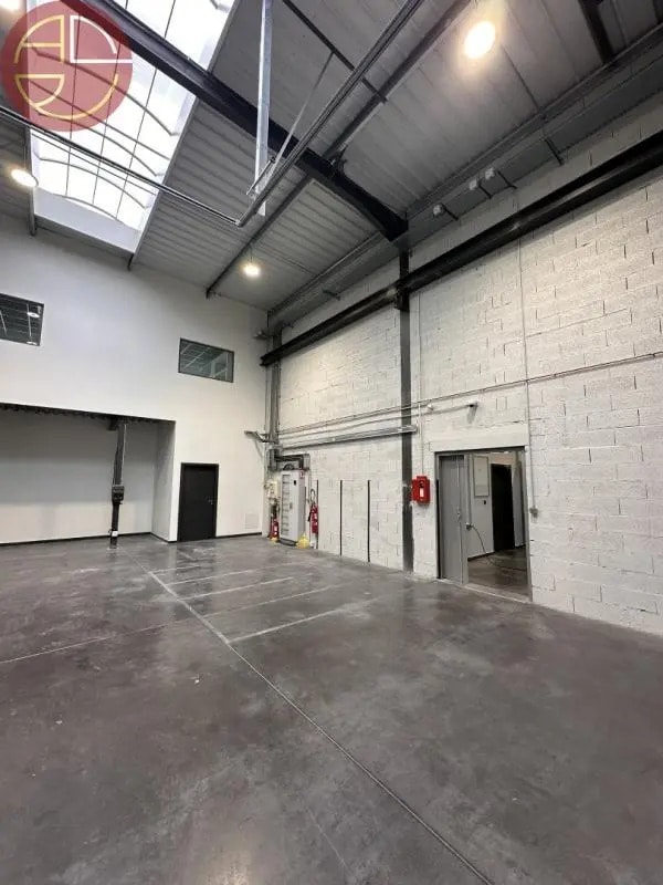 Location Commerce 650 m² - Photo 1