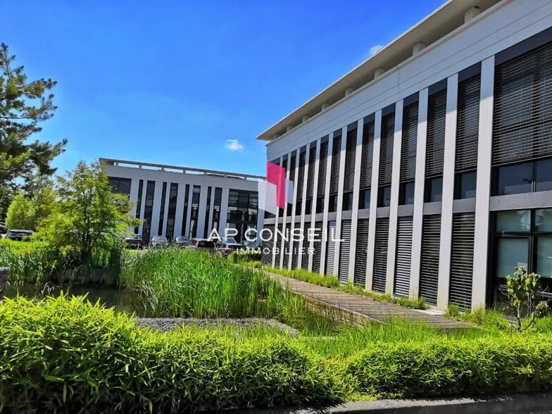 Light Industrial in Élancourt to rent - Building Photo - Image 3 of 5