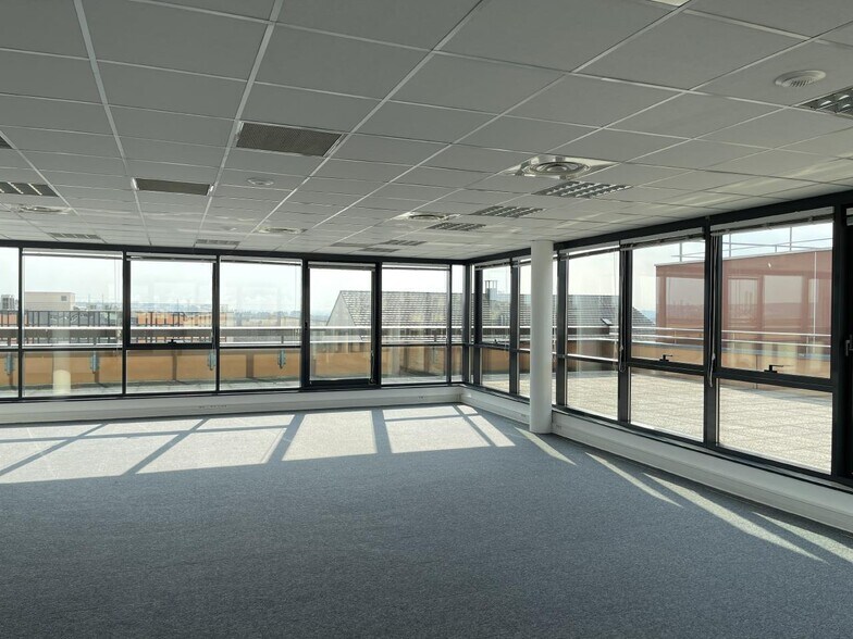 Office in Créteil to rent - Building Photo - Image 3 of 7