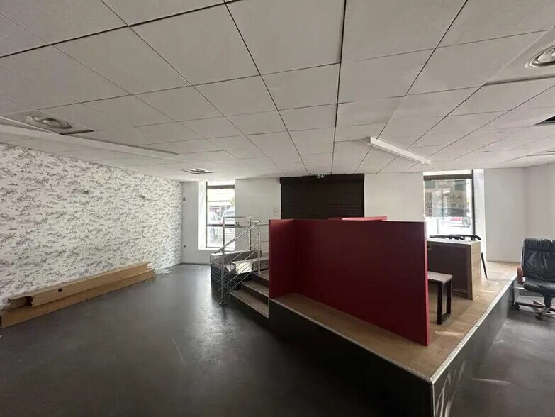 Retail in Lyon to rent - Interior Photo - Image 2 of 9