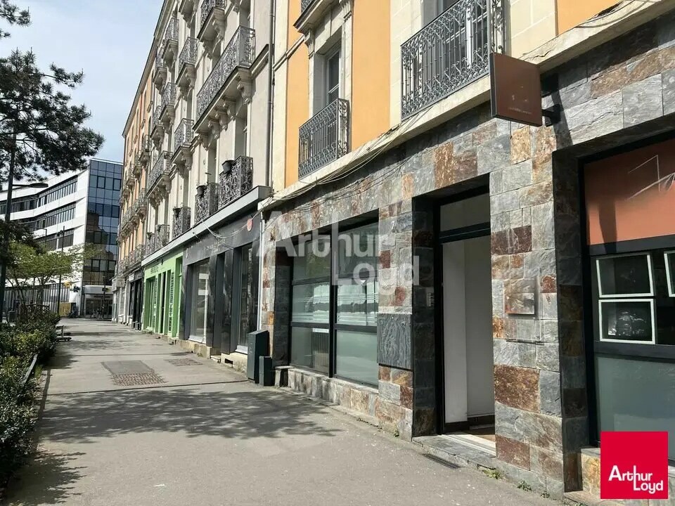 Location Bureaux 65 m² - Photo 1