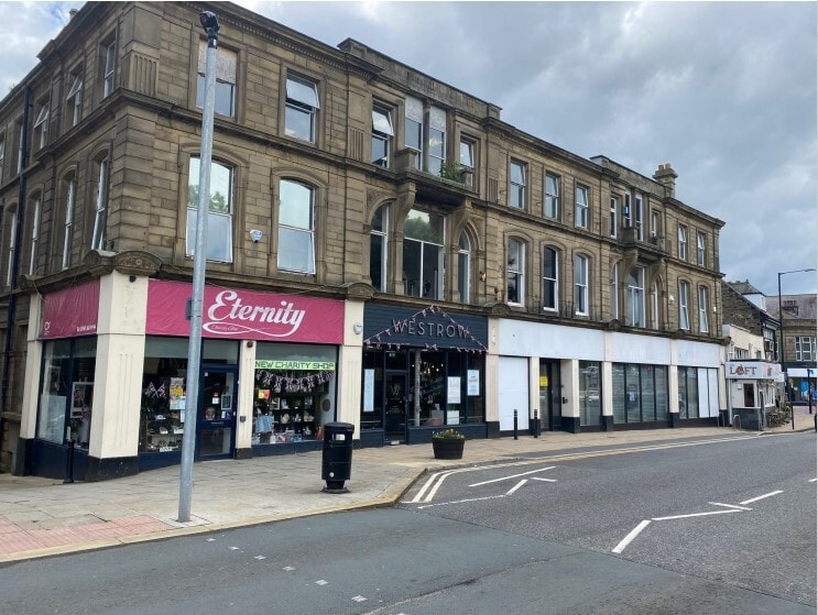 117-125 Main St, Bingley to rent - Building Photo - Image 2 of 2