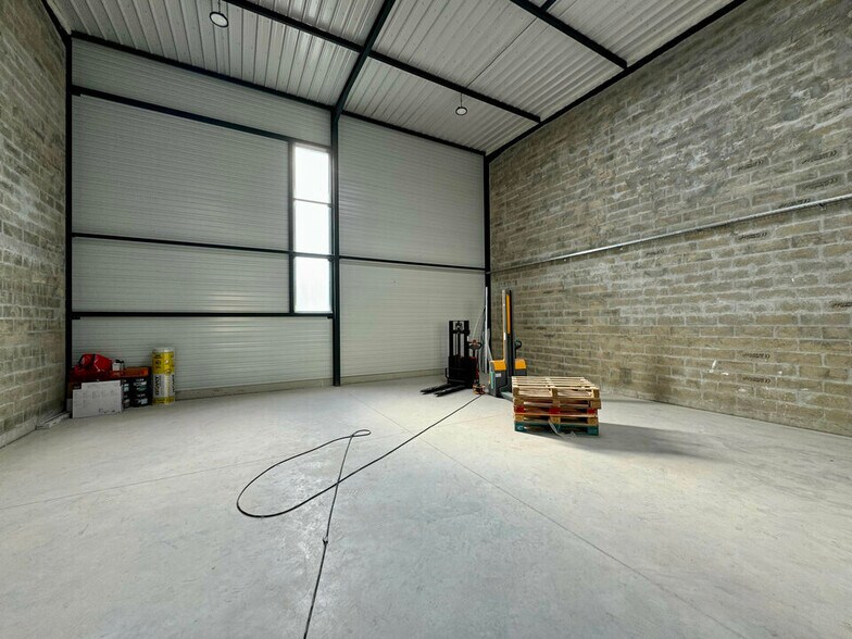 Light Industrial in Le Mesnil-Amelot to rent - Interior Photo - Image 3 of 13