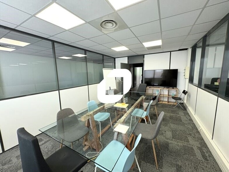 Office in Bron to rent - Interior Photo - Image 2 of 8