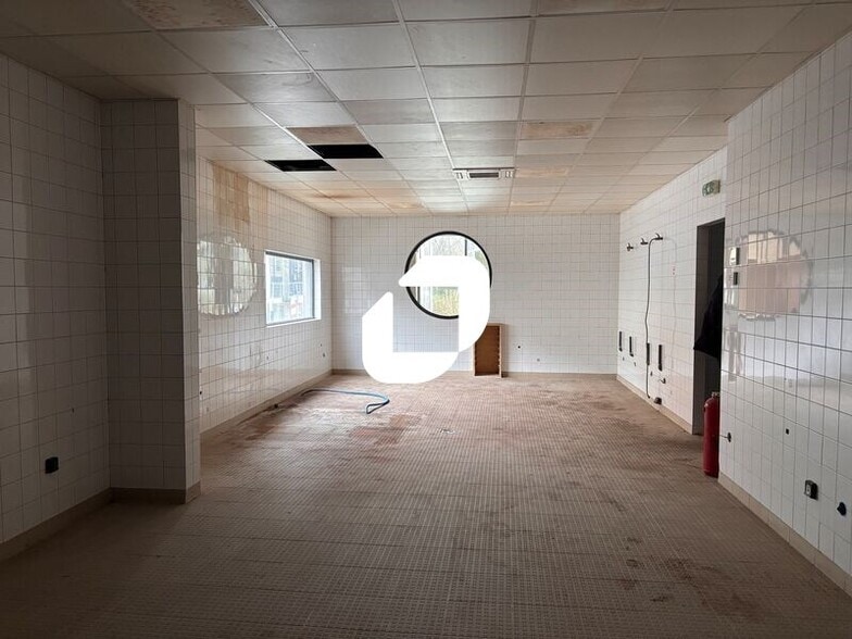 Retail in Pantin to rent - Interior Photo - Image 3 of 3