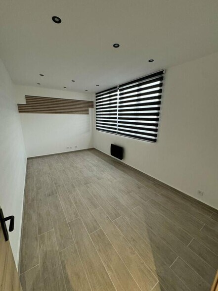 Light Industrial in Le Mesnil-Amelot to rent - Interior Photo - Image 2 of 13