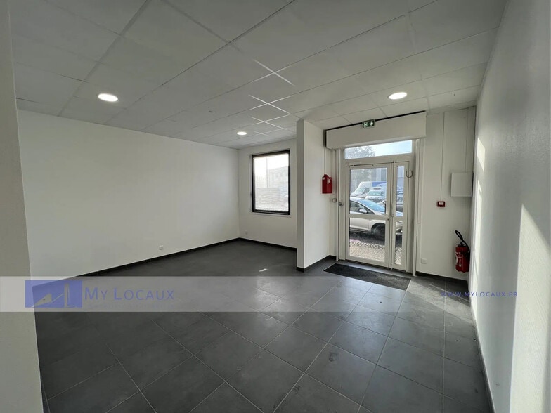 Industrial in Gennevilliers to rent - Lobby - Image 2 of 15