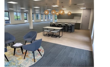 Manor Royal, Crawley to rent Interior Photo- Image 2 of 3