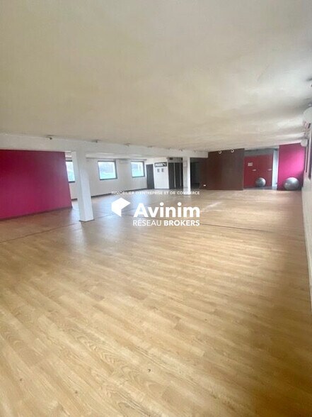 Retail in Franconville to rent - Interior Photo - Image 2 of 5