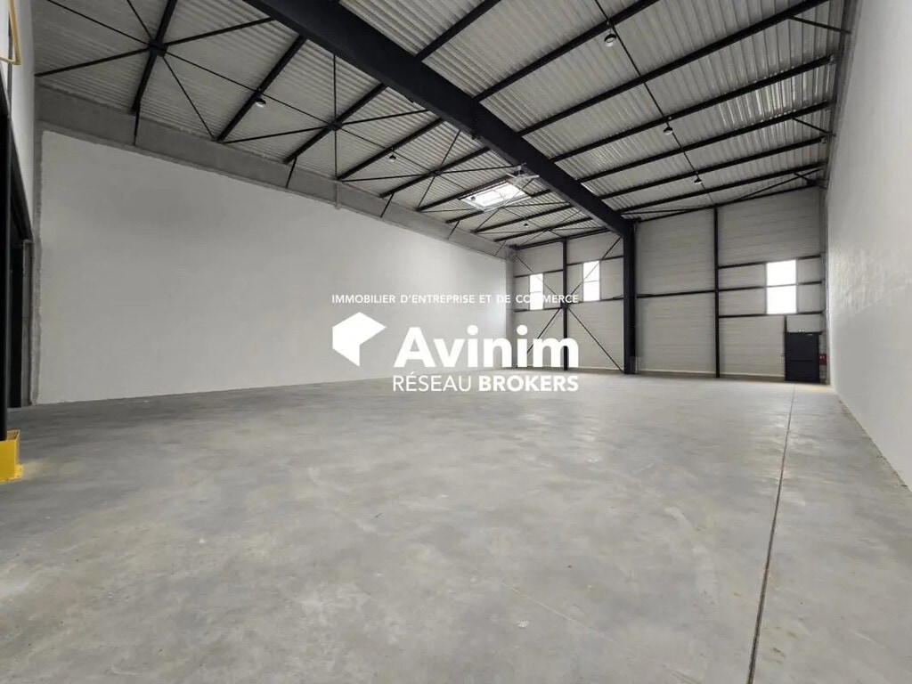 Location Entrepôt 592 m² - Photo 1