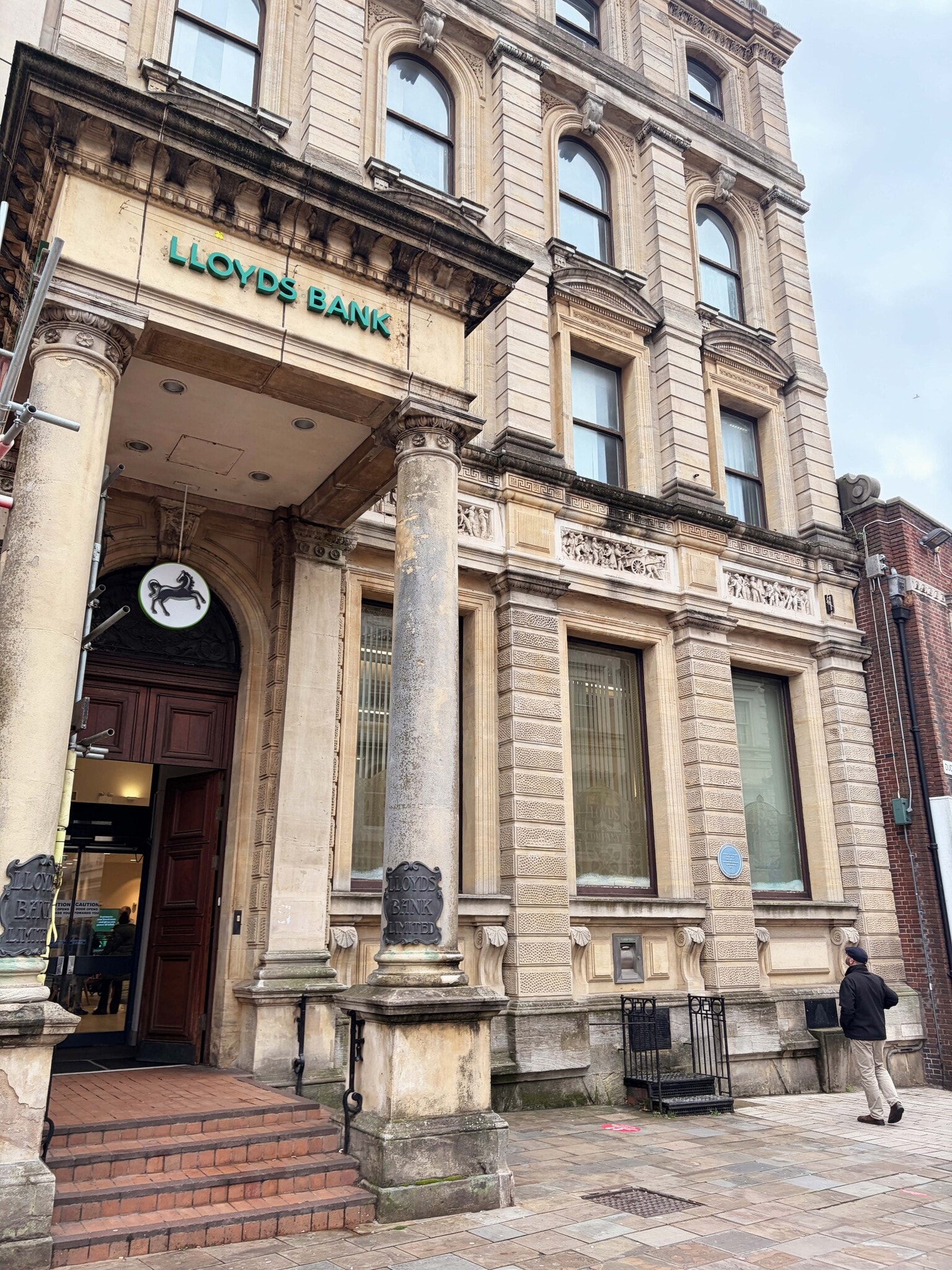 11-13 Queen Sq, Wolverhampton to rent Primary Photo- Image 1 of 2