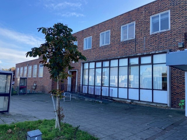 14-16 Elm Rd, Chessington to rent - Building Photo - Image 3 of 6
