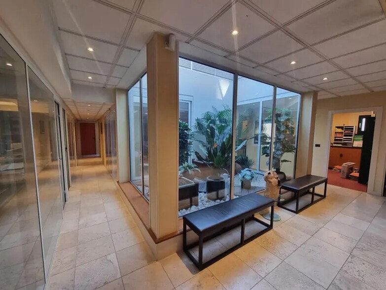 Office in Paris for sale - Lobby - Image 2 of 9