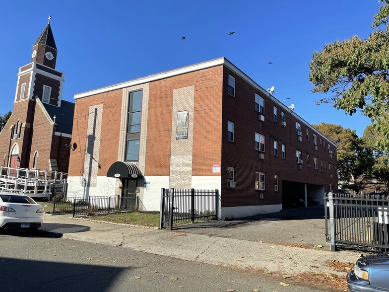 215 Barnum Ave, Bridgeport, CT for sale - Building Photo - Image 1 of 1