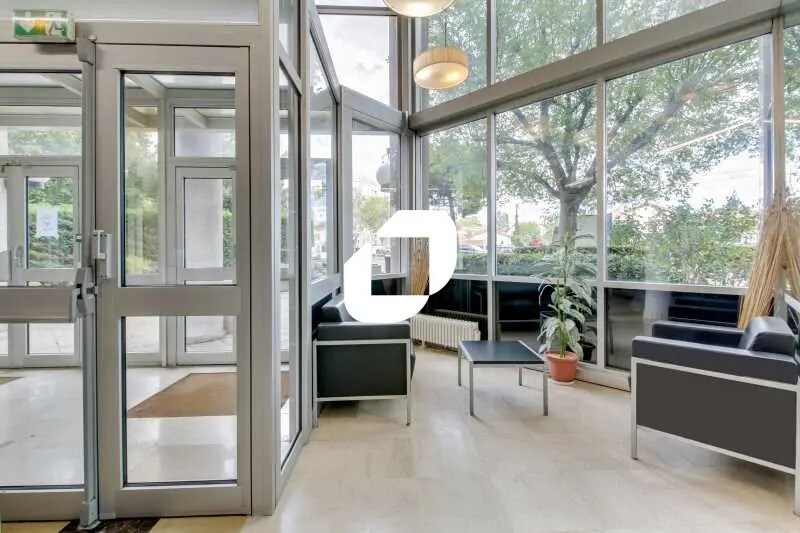 Office in Villejuif to rent - Building Photo - Image 3 of 28