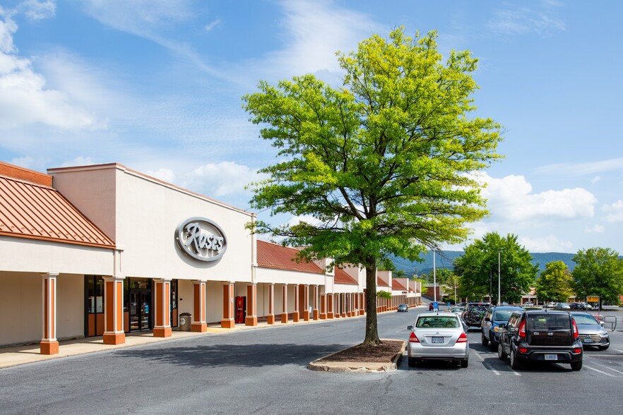 801-901 W Broad St, Waynesboro, VA for rent - Building Photo - Image 1 of 24