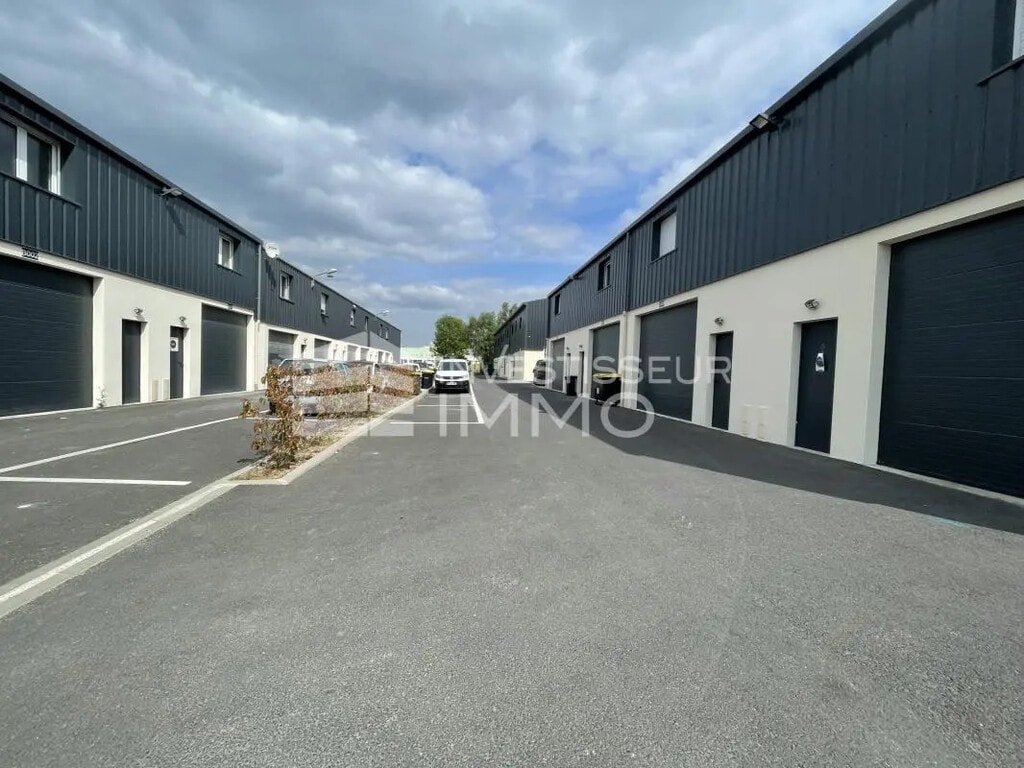 Location Local d'activités 220 m² - Photo 1