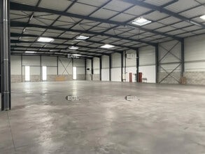 Industrial in Saint-Priest to rent Interior Photo- Image 2 of 10