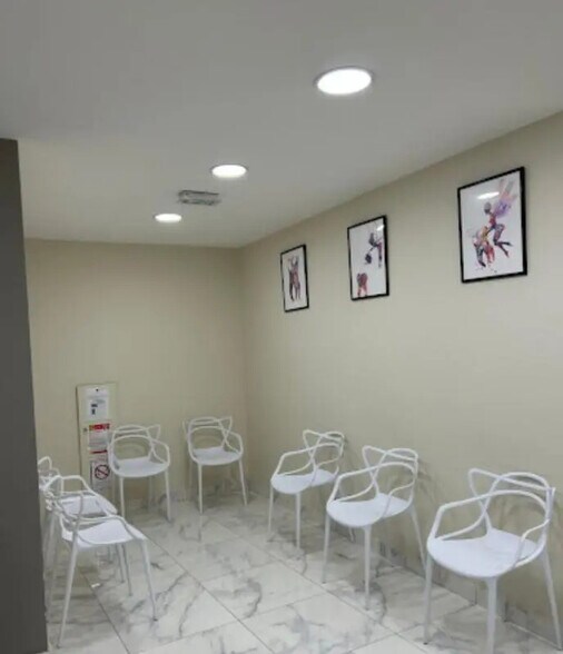 Office in Viroflay to rent - Interior Photo - Image 2 of 9