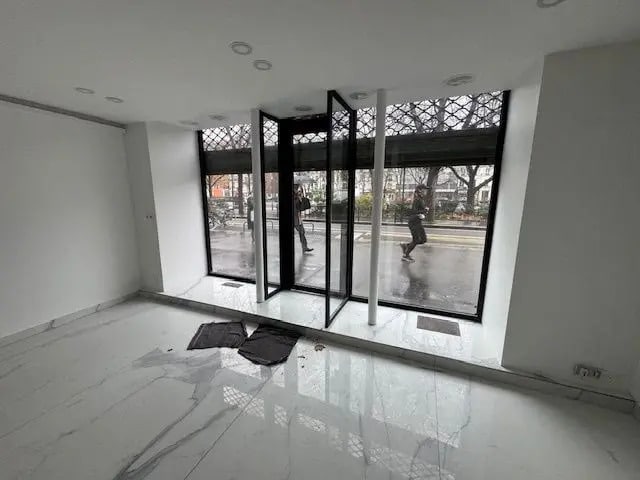 Retail in Paris to rent - Interior Photo - Image 2 of 9