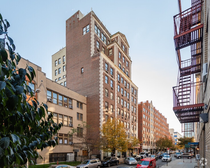 89-31 161st St, Jamaica, NY to rent - Building Photo - Image 2 of 6