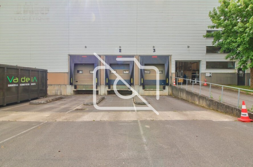 Industrial in Saint-Michel-sur-Orge to rent - Building Photo - Image 2 of 3