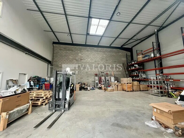 Light Industrial in Chassieu to rent - Interior Photo - Image 2 of 33