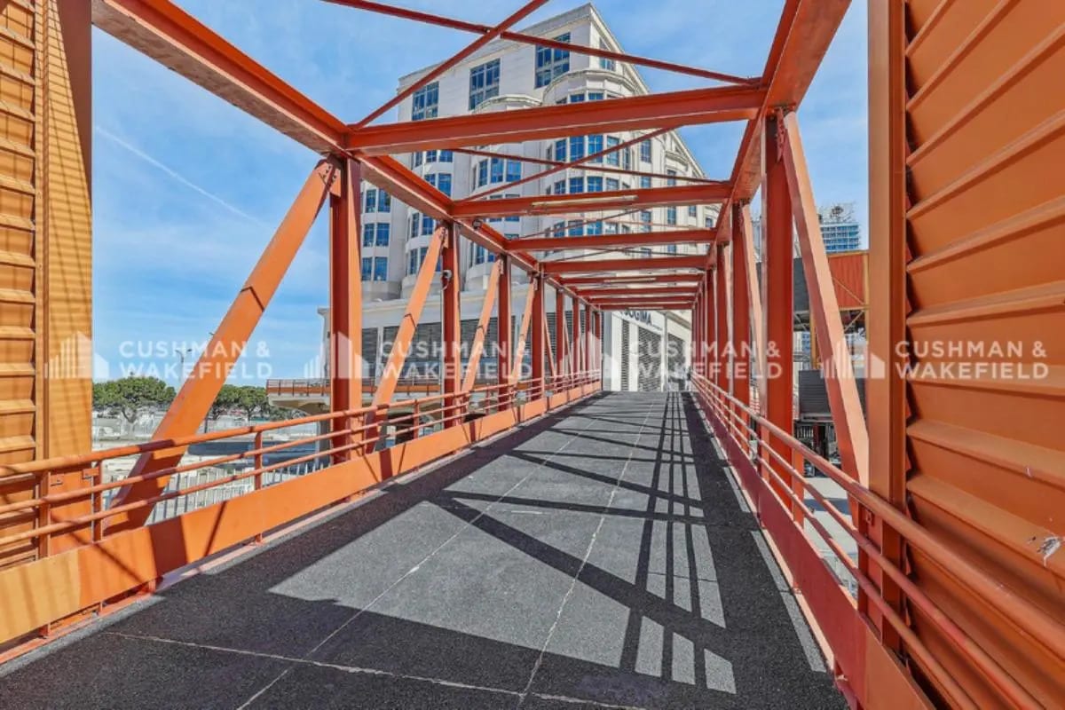 Office in Marseille to rent Building Photo- Image 1 of 15