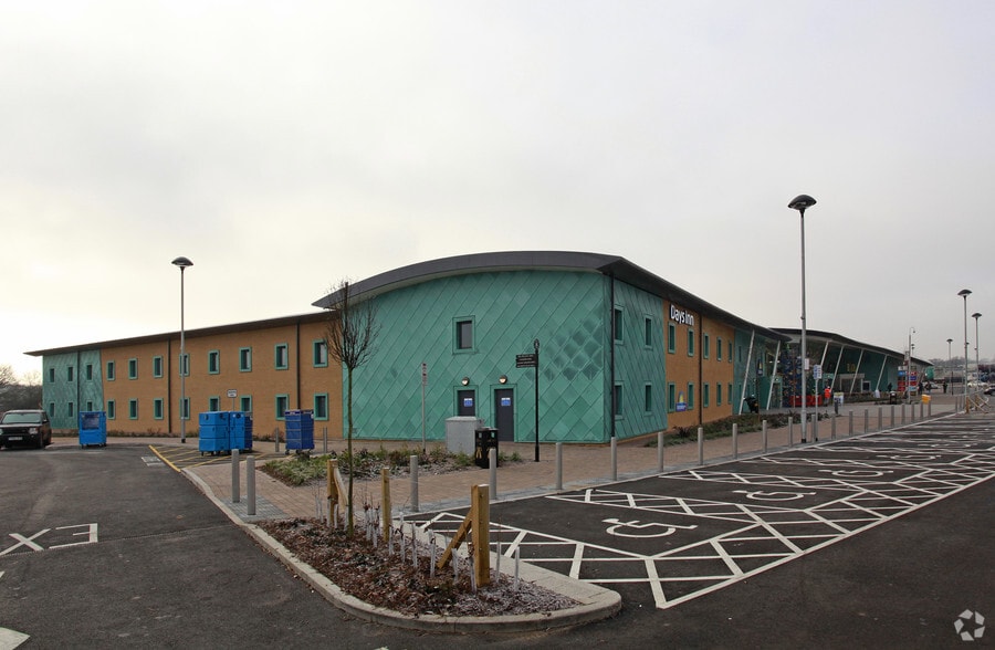 Junction 9/10, M25, Cobham to rent - Building Photo - Image 2 of 14