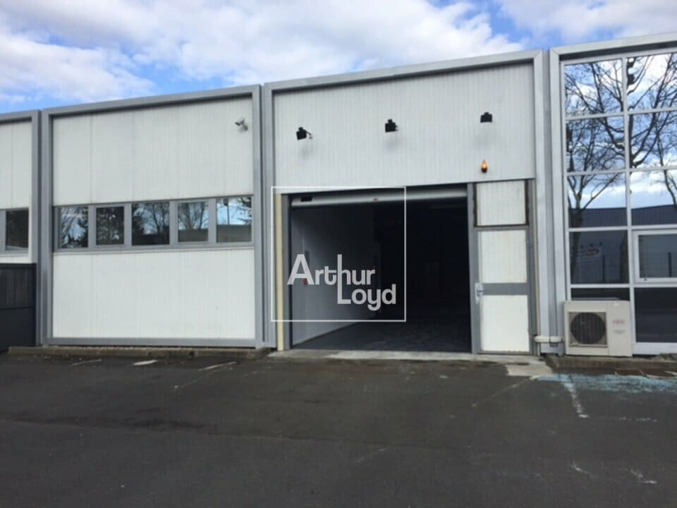 Light Industrial in Bondoufle to rent Building Photo- Image 1 of 7