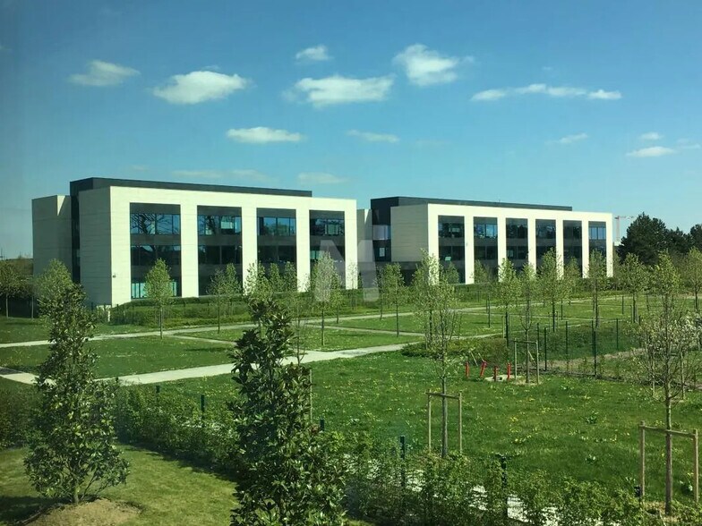 Office in Lieusaint to rent - Building Photo - Image 1 of 10