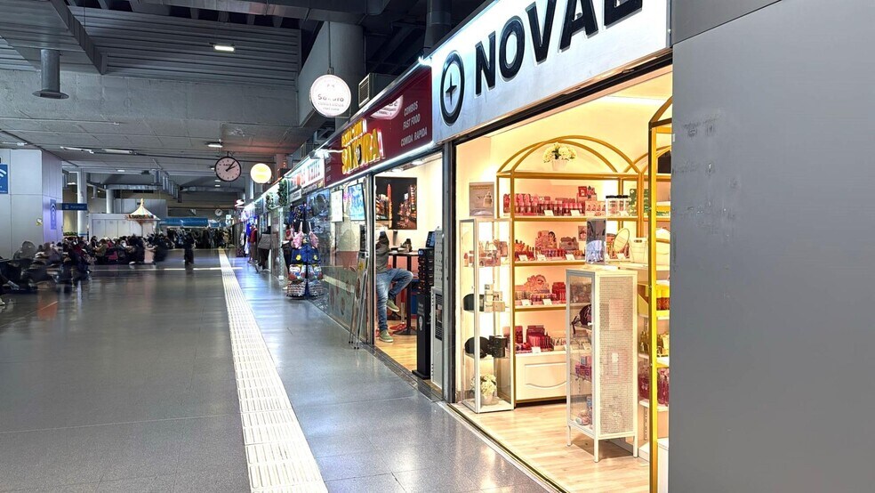 Retail in Madrid, Madrid to rent - Primary Photo - Image 1 of 6