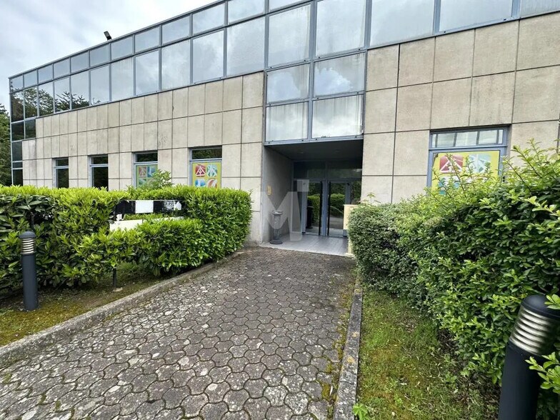 Office in Chilly-Mazarin to rent - Building Photo - Image 3 of 7