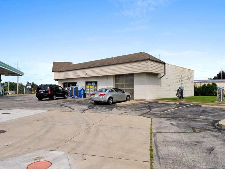 11931 W Janesville Rd, Hales Corners, WI for sale - Building Photo - Image 3 of 9