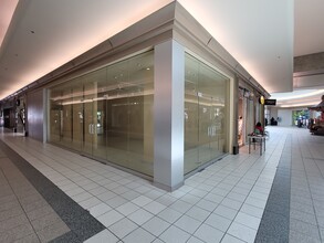 5800 Boul Cavendish, Cote-St-Luc, QC for rent Lobby- Image 1 of 8