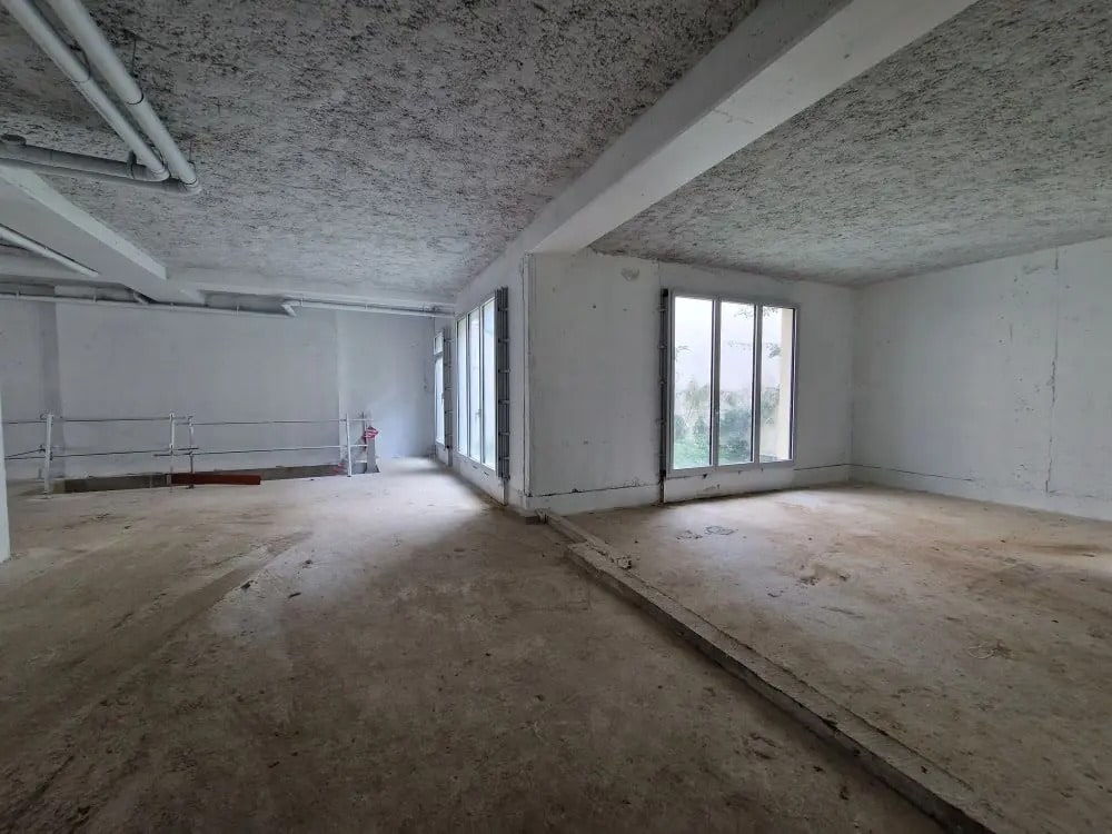 Retail in Paris for sale Interior Photo- Image 1 of 9