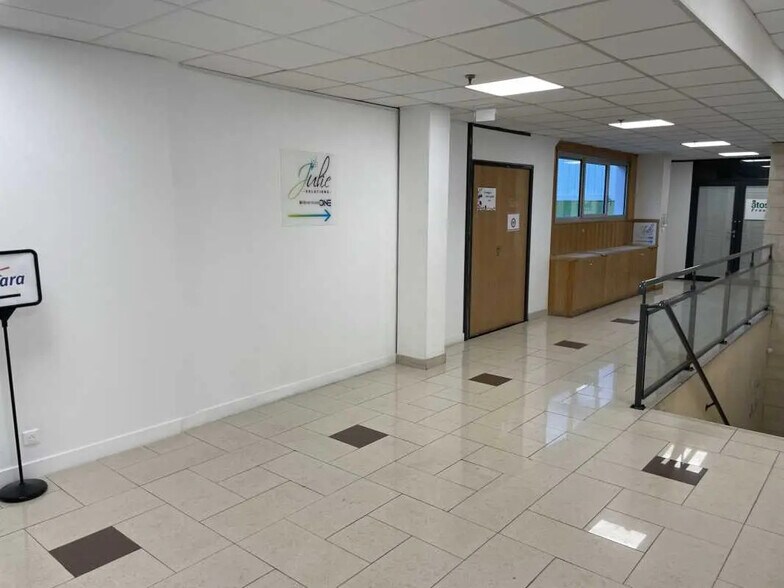 Office in Croissy-Beaubourg to rent - Lobby - Image 1 of 3