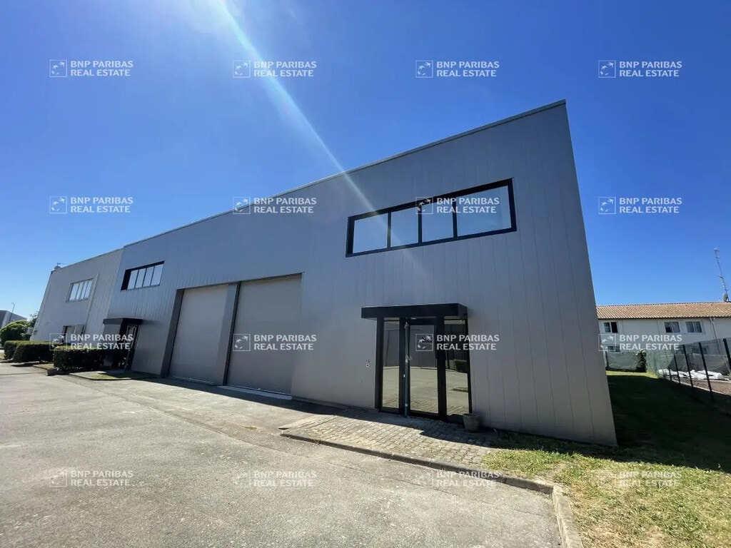 Location Local d'activités 360 m² - Photo 1