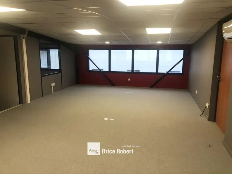 3 Allée Des 3 Joncs, Jons to rent - Interior Photo - Image 2 of 12