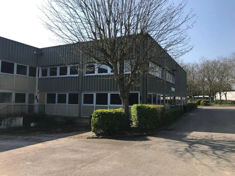 1/3 Avenue Jean Pierre Timbaud, Trappes to rent - Building Photo - Image 2 of 11