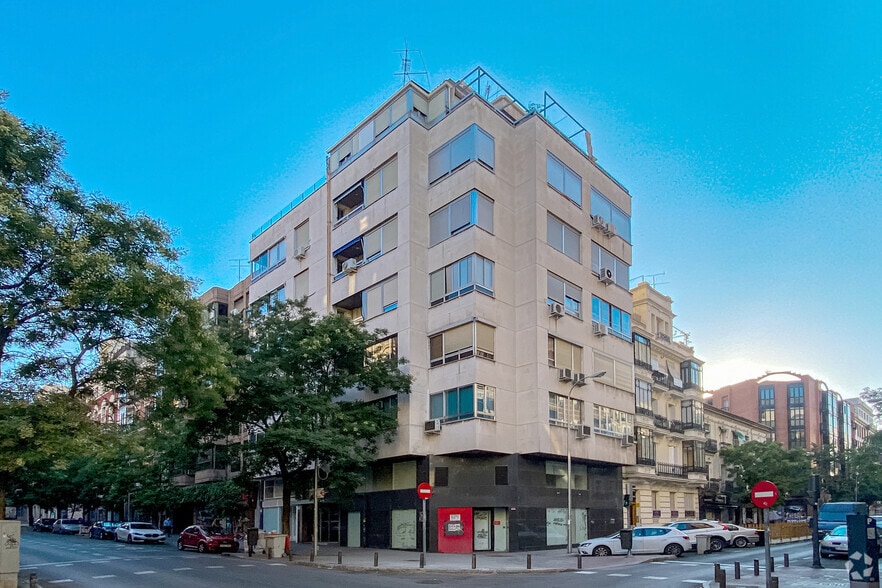 Retail in Madrid, Madrid to rent - Primary Photo - Image 1 of 1