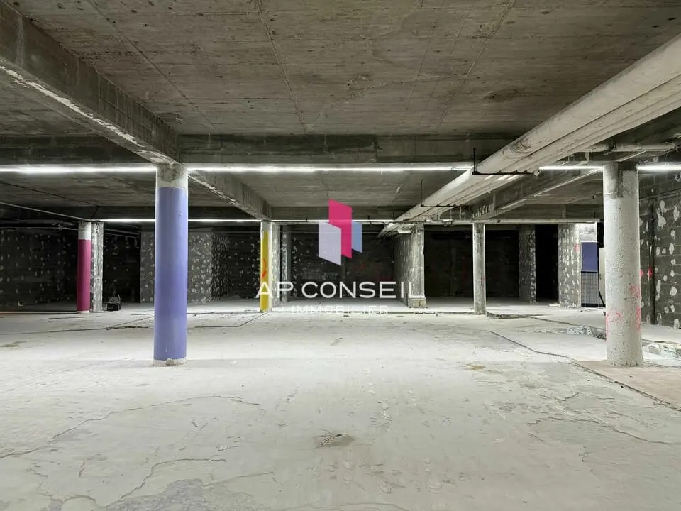Retail in Versailles to rent Construction Photo- Image 1 of 6