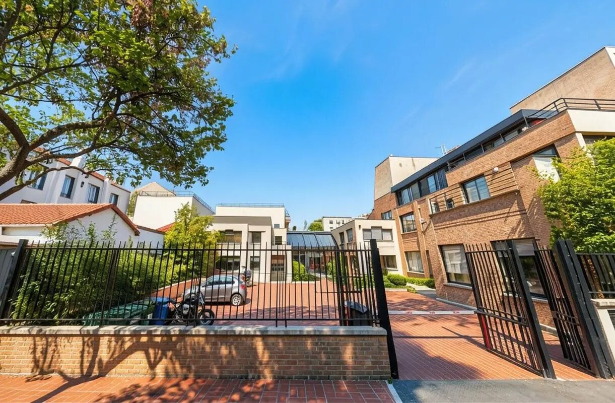 Office in Suresnes for sale Building Photo- Image 1 of 14