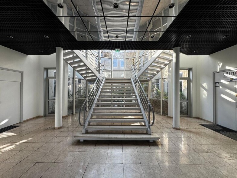Allée Rosa Luxemburg, Eragny to rent - Lobby - Image 2 of 10