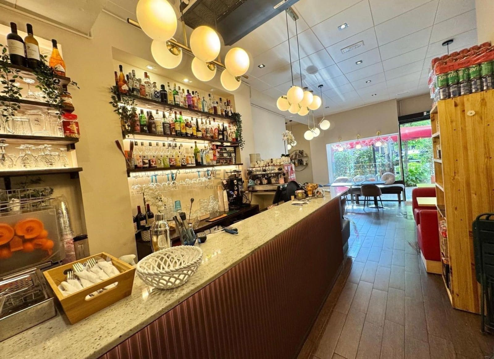 Retail in Barcelona, Barcelona to rent Interior Photo- Image 1 of 9